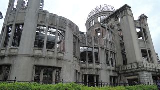 1945年8月6日世界最初の原子爆弾により大破、全焼、核兵器の惨禍を伝え続ける建物