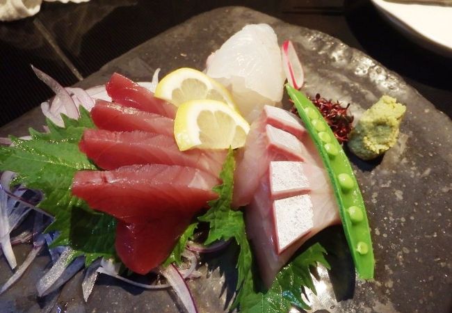 鮮魚を特色とした本店でよかった。「みかんブリ」という魚も珍しかった。