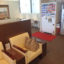 ソファのわきに自販機の飲み物