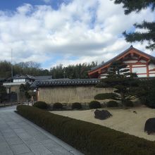 少し奥まった場所にあります