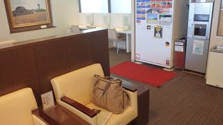 地方空港らしくこじんまり型。飲み物は自動販売機で。