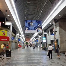 大きなアーケオドの下にのびている