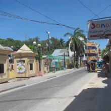 この狭い道が、ボラカイ島のメインロードです。