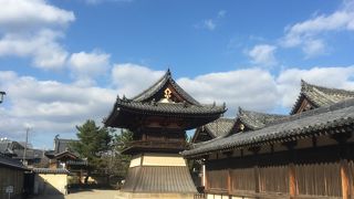 夢殿の隣にあります