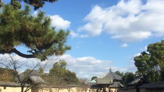 西と東を隔てる場所にあります