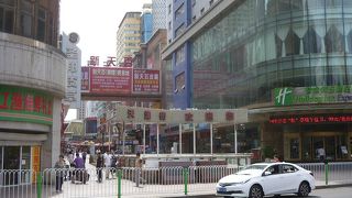 天津中心部にある食べ歩き横丁。