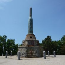 爾霊山の慰霊碑