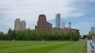 人民広場に建つ厳つい建物。