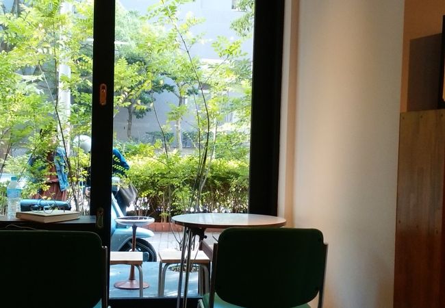 新緑にかこまれて静かに過ごせるカフェ