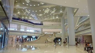 オープン間もない巨大なショッピングセンター。残念ながら週末日曜日でも閑散としていました。