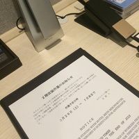 おしゃれな電気スタンドとレストラン工事中のお知らせ