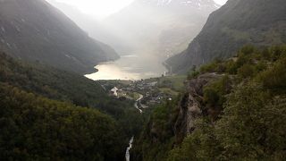 ノルウェーのフィヨルド観光の第一の名所。ガイランゲル・フィヨルドが見下せる。