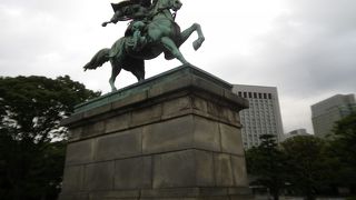 軍学、楠流の祖の銅像