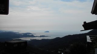 山の上にあります