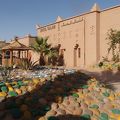 サハラ砂漠の砂の色をした２階建てのモロッコ風ホテル