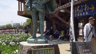 隣の歌碑と共にシニアには懐かしい。