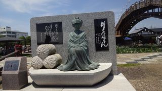 花嫁像と米俵と。