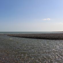 この川のため、右に見える崖に行けず、大きく迂回しました