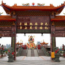 蓮潭路側には大きな門