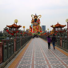 蓮池潭の中に50ｍ以上突き出ている