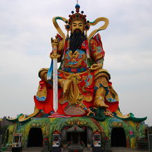 近くで見るとかなり大きい