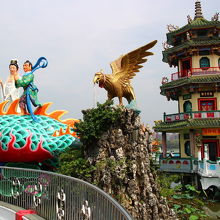 二つの塔にはどちらにも春秋御閣と表示されている