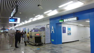 国内線ターミナルを出て右へ進んだ所。