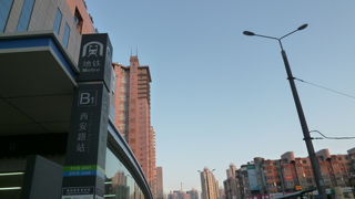 地下鉄１号線と２号線の乗換駅、地上はマイカルや、天興羅斯福というショッピングモールがある繁華街。