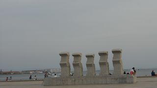 「メリケンパーク」の海側にあります