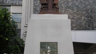 孔子像が立っています
