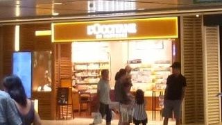 九龍駅に直結したエレメンツの中。