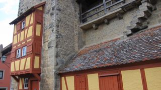 城壁にへばりついた家に住んでた。