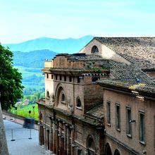 Teatro Sanzioからドゥカーレに上がる坂道から