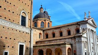 付属する地下の洞窟礼拝堂も忘れずに見学してみて下さい。