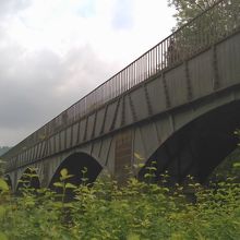 下から見上げた水道橋