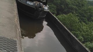 船が通る水道橋