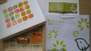 試食できるので、安心してパイナップルケーキをお土産に