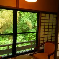 部屋から川の流れを望みます。