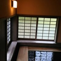 内湯の写真。障子を開けると、川と緑を見ながら入浴できます。