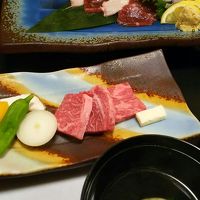 馬刺しと赤牛の陶板焼き、手前はすっぽんの入ったすり身団子。
