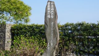 熱海の海岸を歩く二人連れ