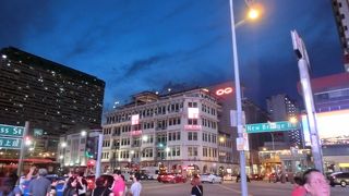 青と紫の乗換駅