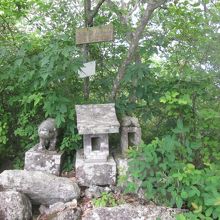 頂上に石の祠があります