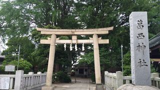 木々に囲まれた神社