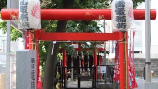 細長い参道の先に