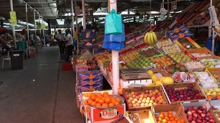 魚市場だけでなく果物市場もあり
