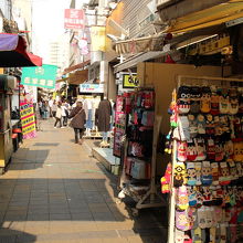 路地を入ると小物のお店も