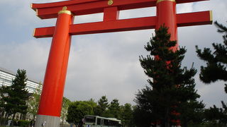 まばゆい朱色の門