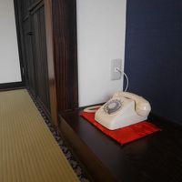 モダンにリフォームしても電話はレトロ