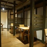 パーティションで区切られている食事処